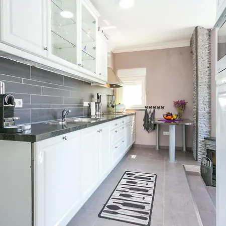 Family Friendly With A Swimming Pool Okrug Gornji, Ciovo - 21968 Apartment