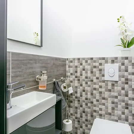 Family Friendly With A Swimming Pool Okrug Gornji, Ciovo - 21968 Apartment