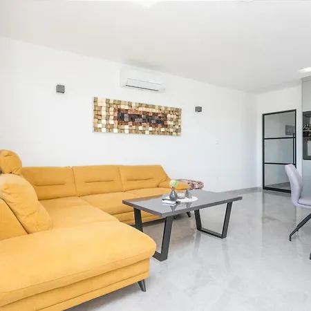 Family Friendly With A Swimming Pool Okrug Gornji, Ciovo - 21968 Trogir